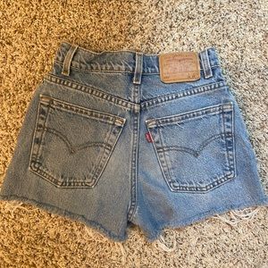 High waist Levi Jean shorts with frayed bottom